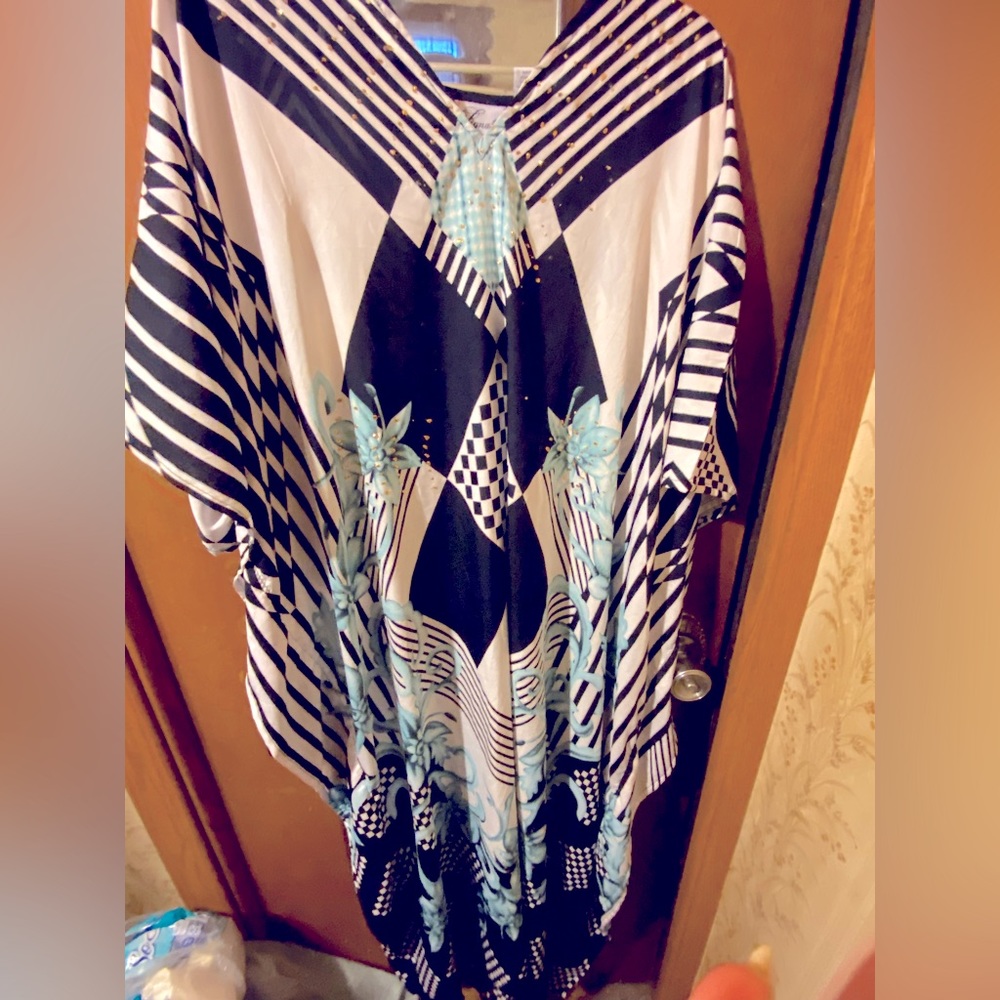 NWOT EY SIGNATURE KAFTAN
